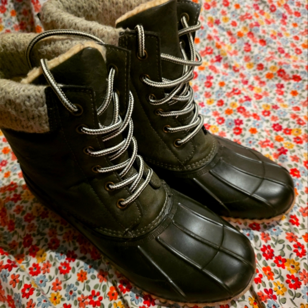 Magellan Outdoors Dark Green Winter Boots Only Worn 1 Time